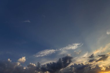 Gündoğumu veya günbatımı gökyüzüne Panoraması. Açık gökyüzü parlak turuncu sarı güneş tarafından koyu mavi bulutlar güzel manzarasına yaktı. Güzellik ve güç doğa, meteoroloji ve iklim kavramı değiştirme.