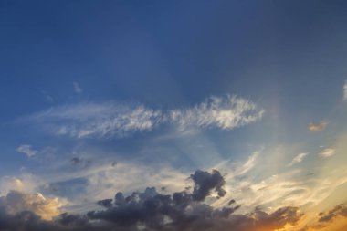 Gündoğumu veya günbatımı gökyüzüne Panoraması. Açık gökyüzü parlak turuncu sarı güneş tarafından koyu mavi bulutlar güzel manzarasına yaktı. Güzellik ve güç doğa, meteoroloji ve iklim kavramı değiştirme.