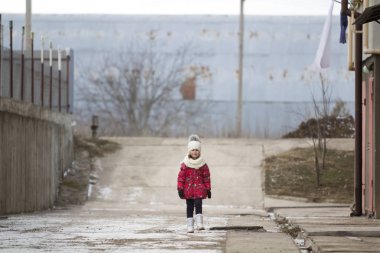 Aptal-uzunluk portre sevimli küçük genç komik güzel çocuk kız güzel sıcak kış giyim güvenle yalnız beyaz parlak yürüme kopya alan arka plan açık havada bulanık. Açık havada faaliyetleri.