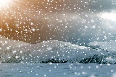 Kış Karpat Dağları ile dramatik bulutlar dağ görünümünde.