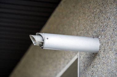 Ev dış cephe kopya alan arka plan üzerinde yüklü yeni beyaz katı metal havalandırma boruları detayını yakın çekim. Modern teknoloji, yenileme, enerji tasarrufu, profesyonel iş kavramı.