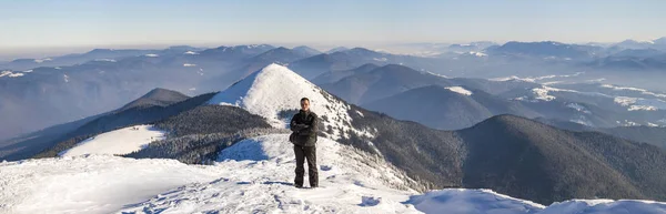 Hombre Excursionista Cima Una Montaña Invierno — Foto de Stock