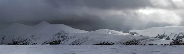 Vue Hivernale Sur Les Montagnes Des Carpates Avec Des Nuages — Photo