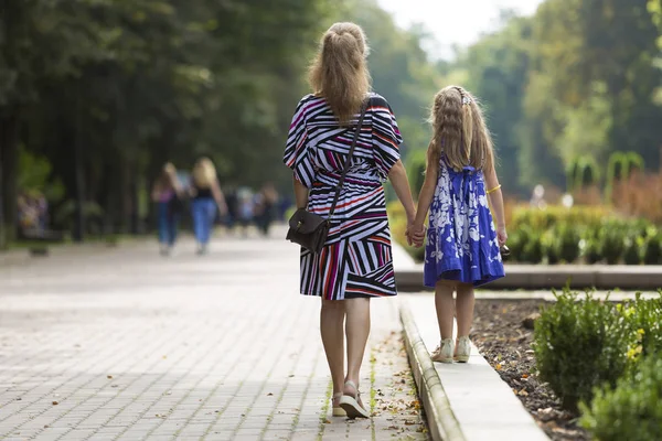 Achteraanzicht Van Blond Langhaar Slanke Aantrekkelijke Jongedame Klein Kind Meisje — Stockfoto