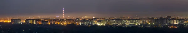 広いパノラマ 近代的な観光イヴァーノ フランキーウシク市 ウクライナの空中夜景 背の高い建物 高いテレビ塔 緑豊かな郊外の明るいライトのシーン — ストック写真