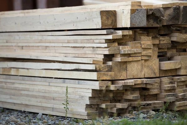 Stapel Natuurlijke Bruine Ongelijke Ruwe Houten Planken Bouwplaats Industriële Hout — Stockfoto
