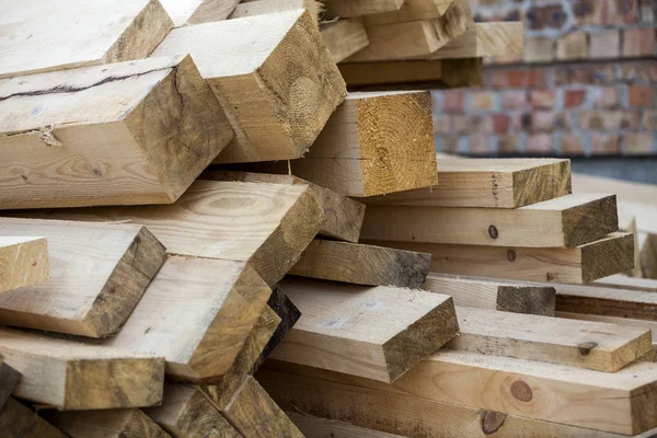 Close Van Opgestapelde Stapel Natuurlijke Bruine Ongelijke Ruwe Houten Planken — Stockfoto