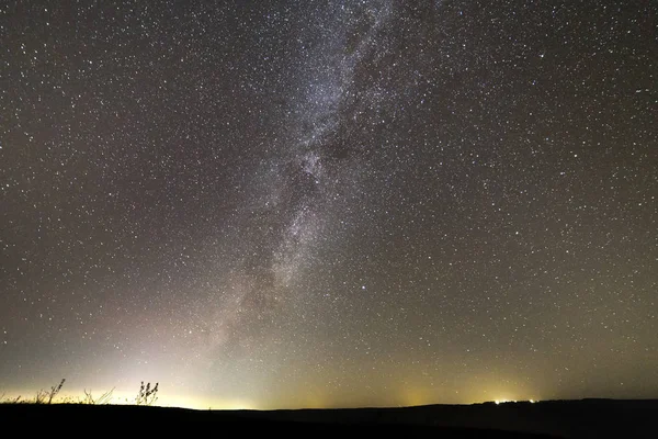 Gyönyörű Panorámás Vidéki Táj Éjszaka Határtalan Sötét Milliárdnyi Fehér Szikrázó — Stock Fotó