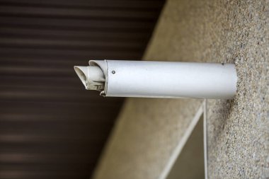 Ev dış cephe kopya alan arka plan üzerinde yüklü yeni beyaz katı metal havalandırma boruları detayını yakın çekim. Modern teknoloji, yenileme, enerji tasarrufu, profesyonel iş kavramı.