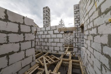 Gelecekteki yazlık, enerji tasarrufu mavi gökyüzü ve odunsu hills kopya alan arka plan duvar ve baca büyük beyaz içi boş köpük yalıtım iç. İnşaat, duvarcılık, modern teknoloji kavramı.