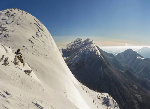 Güzel Kış Manzarası Dik Dağ Yamacı Beyaz Derin Karla Kaplı — Stok fotoğraf