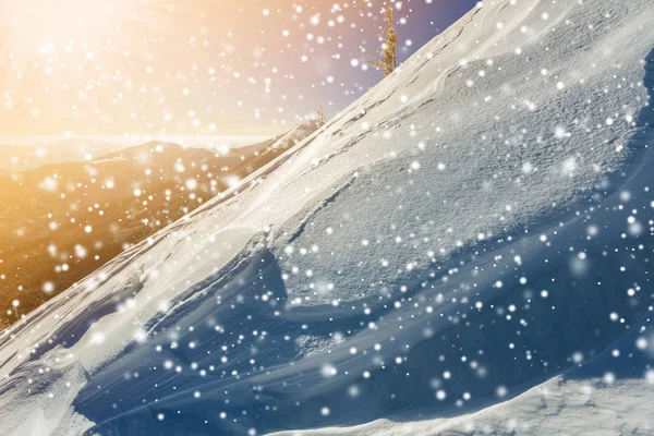 Piękny Zimowy Krajobraz Strome Wzgórze Stoku Białego Puchu Odległych Pasmo — Zdjęcie stockowe