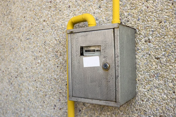 Nahaufnahme Eines Metallenen Gaszählerkastens Aus Stahl Mit Gelben Verbindungsrohren Die — Stockfoto