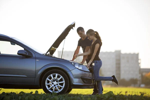 Pareja Joven Hombre Guapo Mujer Atractiva Coche Con Capucha Reventada — Foto de Stock