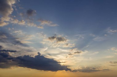 Gündoğumu veya günbatımı gökyüzüne Panoraması. Açık gökyüzü parlak turuncu sarı güneş tarafından koyu mavi bulutlar güzel manzarasına yaktı. Güzellik ve güç doğa, meteoroloji ve iklim kavramı değiştirme.