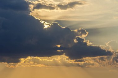 Gündoğumu veya günbatımı gökyüzüne Panoraması. Açık gökyüzü parlak turuncu sarı güneş tarafından koyu mavi bulutlar güzel manzarasına yaktı. Güzellik ve güç doğa, meteoroloji ve iklim kavramı değiştirme.
