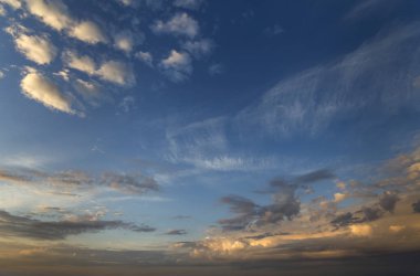 Gündoğumu veya günbatımı gökyüzüne Panoraması. Açık gökyüzü parlak turuncu sarı güneş tarafından koyu mavi bulutlar güzel manzarasına yaktı. Güzellik ve güç doğa, meteoroloji ve iklim kavramı değiştirme.