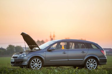 Boş gümüş renkli araba açık kukuleta ile yan görünüm açık parlak gökyüzü kopya alan arka plan üzerinde boş çakıl alan yolda. Ulaşım, araç sorunları ve arıza kavramı.