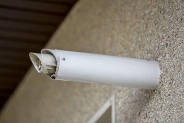 Ev dış cephe kopya alan arka plan üzerinde yüklü yeni beyaz katı metal havalandırma boruları detayını yakın çekim. Modern teknoloji, yenileme, enerji tasarrufu, profesyonel iş kavramı.