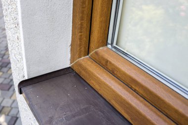 Beyaz yakın çekim detay ev duvar yeni yüklenen yeni kahverengi Plastik pencere ve metal pencere ile sıvalı. Modern teknoloji, sıcak ve rahat ev, profesyonel iş kavramı.