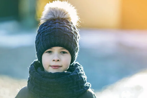 在阳光明媚的冬日 户外戴着帽子和围巾的儿童画像 — 图库照片