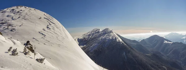 Όμορφο Χειμερινό Τοπίο Απότομες Βουνίσιες Πλαγιές Λευκό Βαθύ Χιόνι Μακρινές — Φωτογραφία Αρχείου