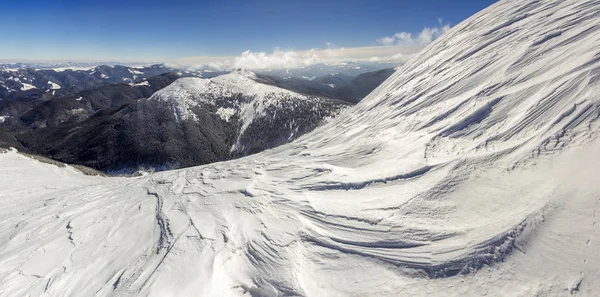 Güzel Kış Manzarası Dik Dağ Yamacı Beyaz Derin Karla Kaplı — Stok fotoğraf
