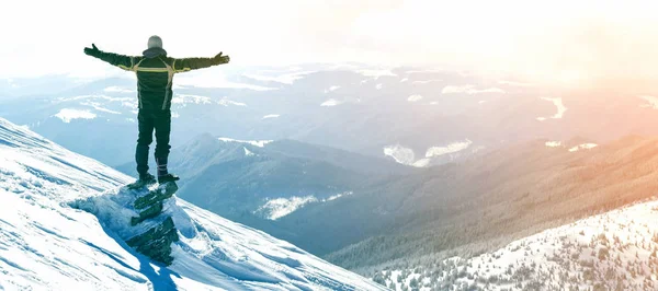 Silueta Turista Solo Pie Cima Montaña Nevada Pose Ganadora Con — Foto de Stock