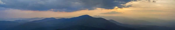 Amplo Panorama Vista Fantástica Coberto Com Névoa Manhã Verde Montanhas — Fotografia de Stock