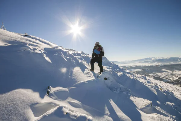 Caminante Turista Escalador Ropa Invierno Con Mochila Escalada Peligrosa Ladera —  Fotos de Stock