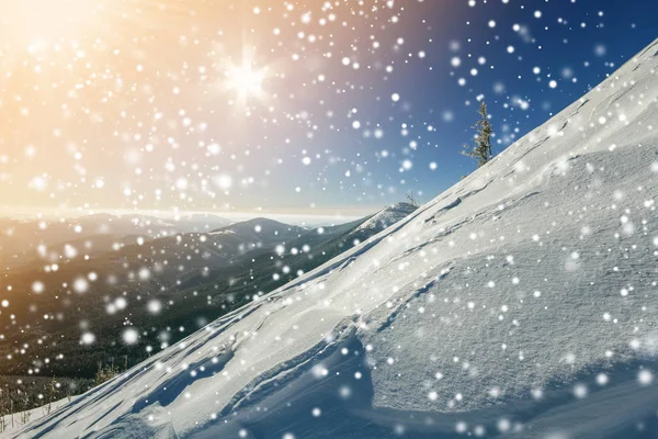 Piękny Zimowy Krajobraz Strome Wzgórze Stoku Białego Puchu Odległych Pasmo — Zdjęcie stockowe