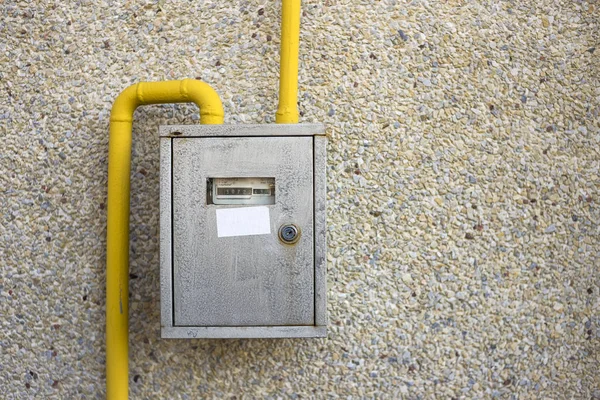 Närbild Metall Stål Gas Mätare Låda Med Gula Anslutningsrör Hänger — Stockfoto