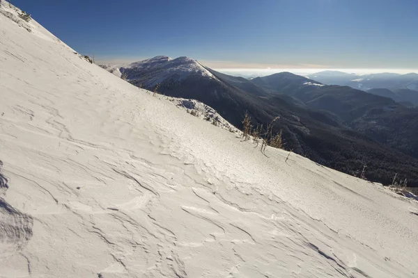 Beau Paysage Hivernal Pente Abrupte Colline Montagne Avec Neige Blanche — Photo