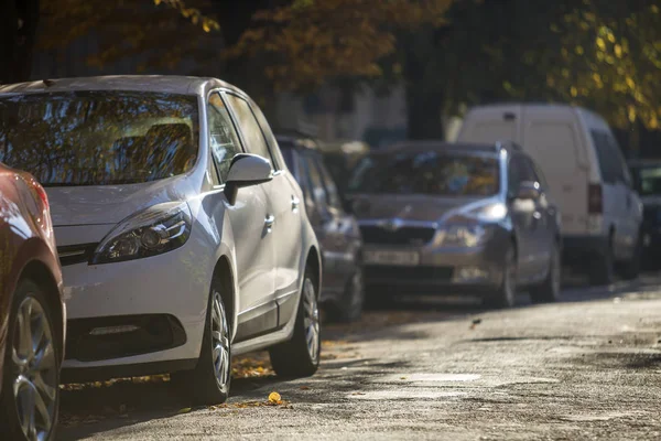 Különböző Személygépkocsik Kisteherautók Hosszú Sora Parkolt Mentén Napsütéses Őszi Napon — Stock Fotó