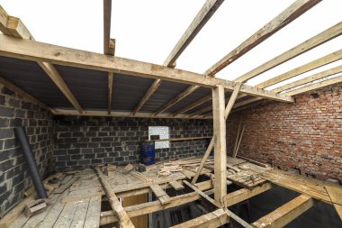 İki katlı yapı inşaat ve yenileme altında. Enerji tasarrufu büyük içi boş köpük yalıtım blokları ve tuğla, geçici ahşap duvarları perspektif görünümünü iskele, çatı çerçeve olarak kirişler.