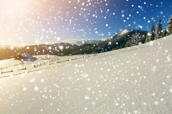 Winter Kerstlandschap Van Het Bergdal Ijzige Zonnige Dag Oude Houten — Stockfoto