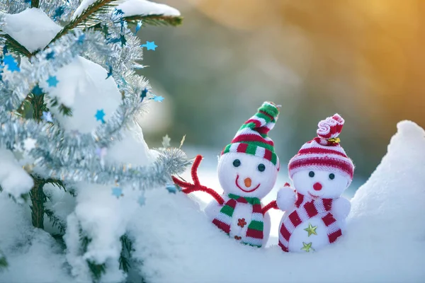 Дві Маленькі Кумедні Іграшки Дитячий Сніговик Язаних Капелюхах Шарфах Глибокому — стокове фото
