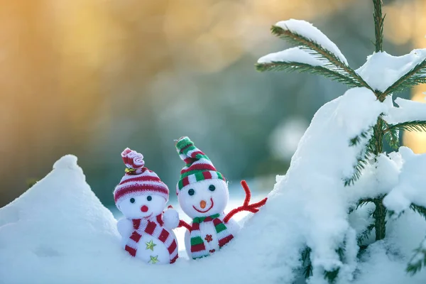 Dos Pequeños Juguetes Divertidos Muñeco Nieve Bebé Sombreros Punto Bufandas — Foto de Stock