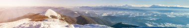 Kış dağlar panorana manzara. Dağ tepeler beyaz kar kaplı