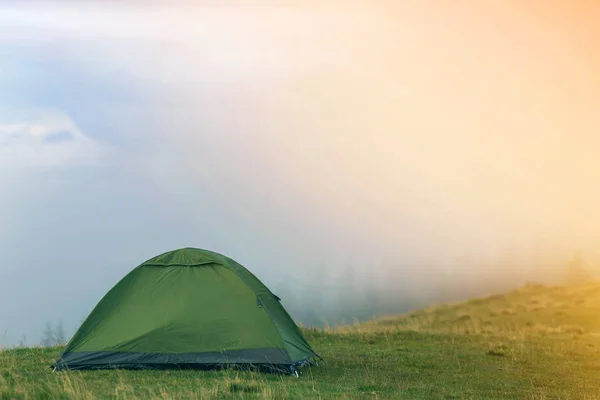 Fogy 나무에 언덕에 꼭대기 하늘을 합니다 새벽에 캠핑입니다 하이킹 개념의 — 스톡 사진