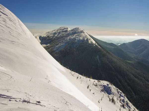 Schöne Winterlandschaft Steiler Berghang Mit Weißem Tiefschnee Weit Entferntes Bewaldetes — Stockfoto