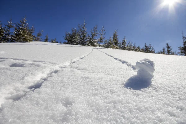 Piękny Zimowy Krajobraz Boże Narodzenie Zboczu Wzgórza Górskie Ludzkiego Toru — Zdjęcie stockowe