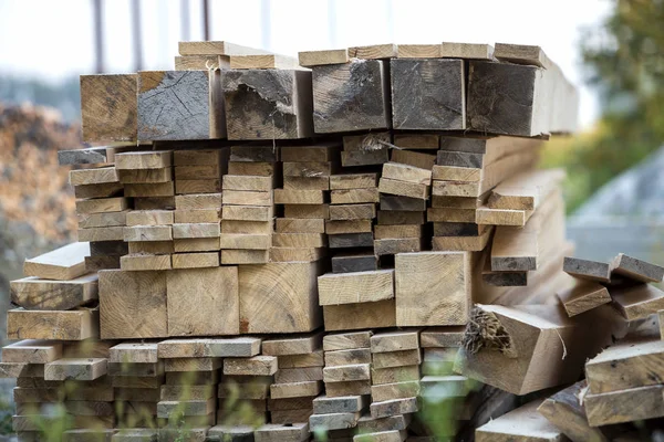 自然な茶色不均一なラフ板別サイズ 断面ビューのスタック 建築用製材の材の産業木材 — ストック写真