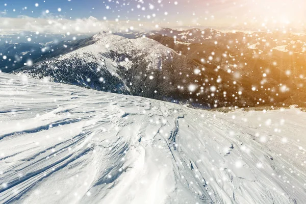 美丽的冬季景观 陡峭的山坡与白色深雪 遥远的山脉全景 大雪花和明亮的阳光在蓝天五颜六色的复制空间背景 — 图库照片