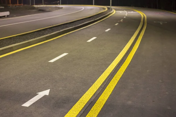 Ampla Linha Sinalização Marcação Rua Amarela Brilhante Longo Moderna Estrada — Fotografia de Stock