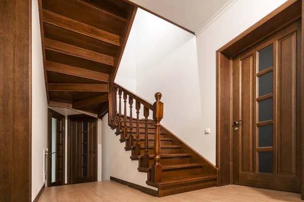 モダンなブラウン オーク木製階段や新しい改装された家のインテリアのドア — ストック写真