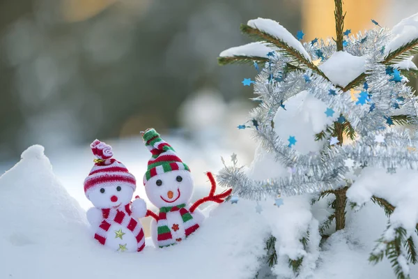 Due Piccoli Giocattoli Divertenti Pupazzo Neve Bambino Cappelli Maglia Sciarpe — Foto Stock