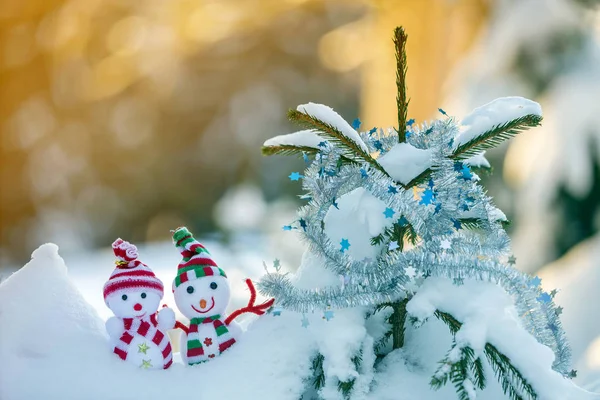 Zwei Kleine Lustige Spielzeuge Baby Schneemann Strickmützen Und Schals Tiefen — Stockfoto