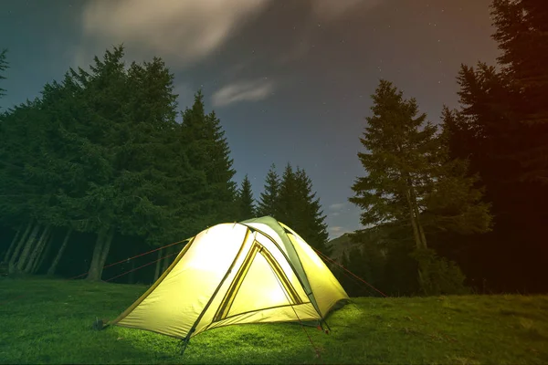 Wanderer Zelten Hell Erleuchtet Von Innen Auf Grünen Grasbewachsenen Waldlichtungen — Stockfoto