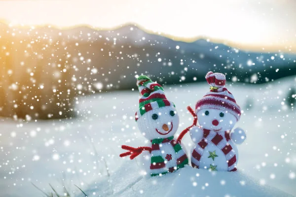 Две Маленькие Забавные Игрушки Снеговик Вязаных Шляпах Шарфы Глубоком Снегу — стоковое фото